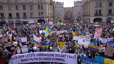 Tausende-Menschen-Protestieren-In-München-Für-Frieden-In-Der-Ukraine,-Nachdem-Russland-In-Die-Ukraine-Einmarschiert-Ist