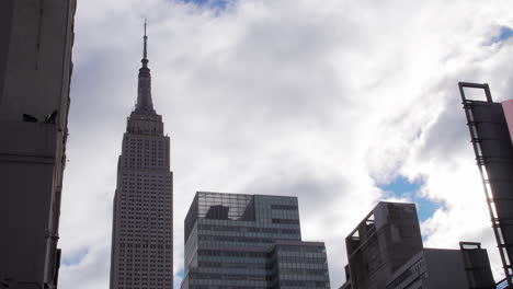 Empire-State-Building-Am-Bewölkten-Tag-Mit-New-Yorker-Gebäuden-Im-Vordergrund