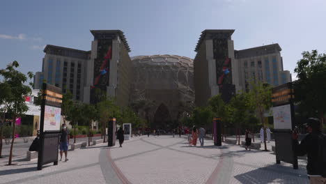Fußgängerzone-Vor-Dem-Eingang-Zum-Al-Wasl-Plaza-Auf-Der-Dubai-Expo-2020