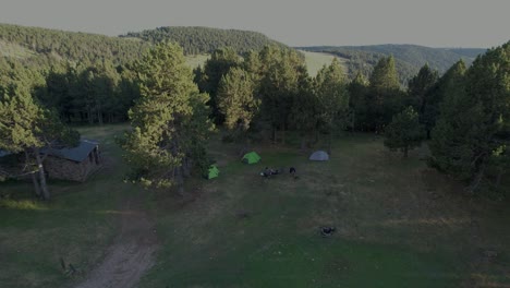 Videoflug-Mit-Drohne-über-Camping-Auf-Einem-Berggipfel-Mit-Zelten-Auf-Einem-Campingplatz