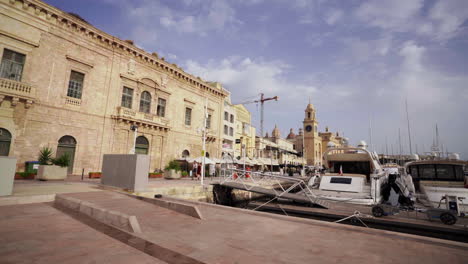Kardanische-Aufnahme-Des-Hafens-Von-Bormla,-Altstadt-Neben-Valletta,-Malta