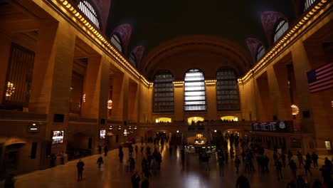 Panoramic-view-of-of-Main-hall-Grand-Central-Terminal,-New-York-City-train-station-crowded-with-people