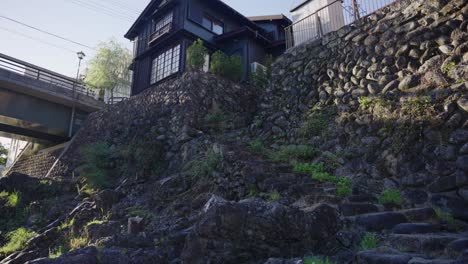 Antigua-Escalera-De-Piedra-A-Lo-Largo-Del-Río-Yoshida-En-Gujo-Hachiman,-Japón