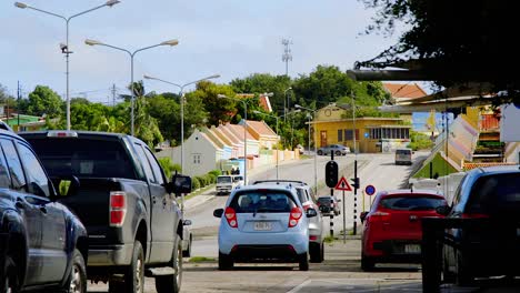 Autos-Fahren-Entlang-Einer-Hauptstraße-Im-Farbenfrohen-Und-Lebhaften-Viertel-Berg-Altena-Auf-Der-Karibischen-Insel-Curacao