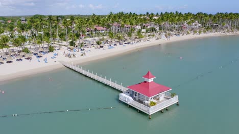 Schöner-Pavillon-Im-Ozean-Von-Bahia-Principe-Grand-La-Romana-Hotel-In-Der-Dominikanischen-Republik