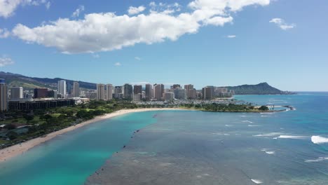 Wide-descending-aerial-shot-of-Ala-Moana-Beach-in-Honolulu-on-the-island-of-O'ahu,-Hawaii