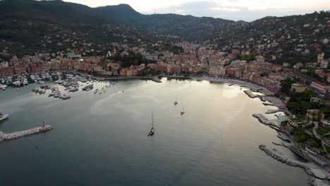 Goldene-Stunde-Luftaufnahme-Der-Bunten-Häuser-Des-Touristenortes-Und-Des-überfüllten-Marinas,-Italien