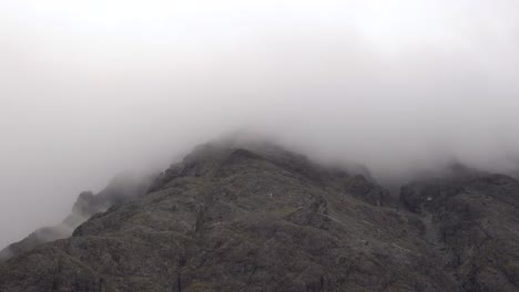 Nebel-Rollt-über-Die-Spitze-Eines-Felsigen-Berges-Auf-Der-Insel-Skye