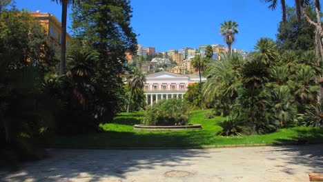 Vista-Estática-Del-Hermoso-Jardín-Verde-Frente-Al-Museo-Villa-Pignatelli-O-Museo-Pignatelli-En-Nápoles,-Sur-De-Italia-En-Un-Día-Soleado