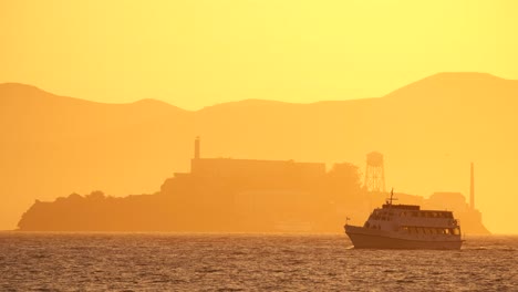 Blick-Auf-Die-Insel-Alcatraz-Von-Der-Schatzinsel-Bei-Sonnenuntergang