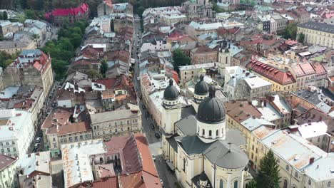 Drone-Aéreo-De-Una-Catedral-En-El-Centro-De-Lviv,-Ucrania,-Rodeada-De-Antiguos-Edificios-Históricos-Europeos