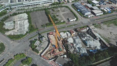 Vom-Obersten-Engel-Aus-Wurde-Ein-Video-Aufgenommen,-In-Dem-Arbeiter-An-Betonrahmen-Eines-Im-Bau-Befindlichen-Hohen-Wohnhauses-In-Einer-Stadt-Arbeiten