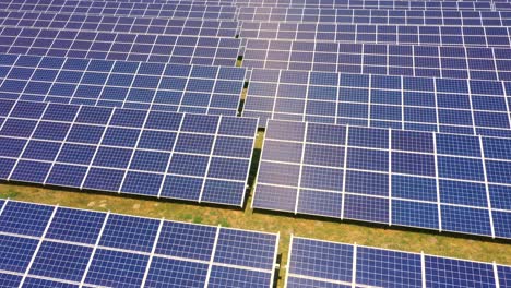 Primer-Plano-De-La-Superficie-De-Los-Paneles-Solares-Fotovoltaicos-Azules-Para-Producir-Electricidad-Ecológica-Limpia