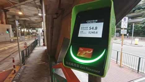 Ein-Nahaufnahmevideo-Des-Fahrgastes,-Der-Mit-Seiner-„octopus-karte“,-Einer-Wiederverwendbaren-Kontaktlosen-Speicherwert-smartcard-Für-Zahlungen-In-Hongkong,-Bezahlt,-Um-Den-Bahnsteig-Zu-Betreten