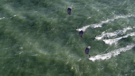 Tolle-Szene-Von-Vier-Kitesurfern,-Die-Sich-Gemeinsam-über-Den-Offenen-Ozean-Bewegen