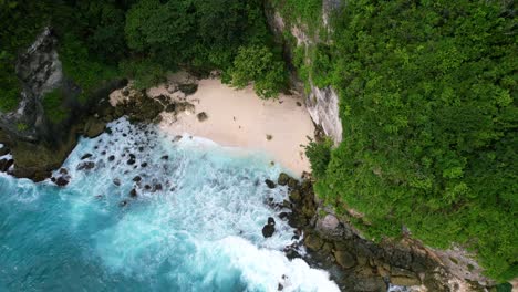 Video-Aéreo-De-Drones-De-La-Playa-De-Tembeling-En-La-Isla-De-Nusa-Penida-En-Bali,-Indonesia