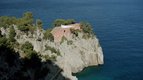 Blick-Auf-Die-Villa-Malaparte,-Eines-Der-Historischen-Gebäude-Der-Insel-Capri,-In-Italien---01