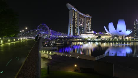 Singapurer-Und-Touristen-Genießen-Einen-Abend-In-Der-Marina-Bay,-überqueren-Die-Helix-Brücke-Und-Genießen-Die-Aussicht