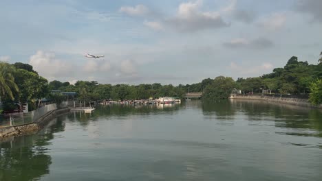 Airplane-flying-low-approaching-Changi-Airport-over-Changi-Beach-Park