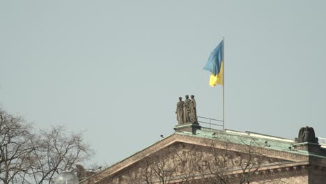 Bandera-De-Ucrania-En-La-Parte-Superior-De-La-Antigua-Galería-Nacional-En-La-Isla-De-Los-Museos-En-Berlín