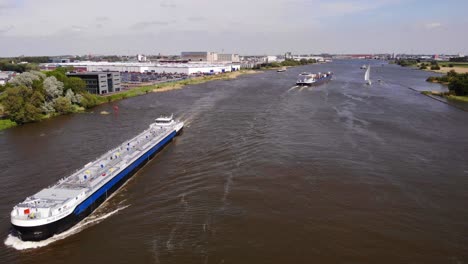Lng-Tanker-Blue-Christina-Fährt-Entlang-Der-Oude-Maas
