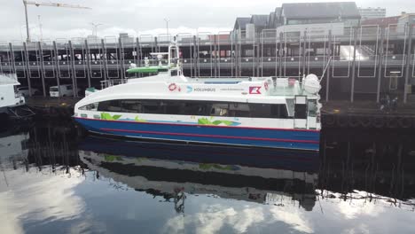 Hochgeschwindigkeits-Passagier-Expressboot-Namens-Rygerkongen-Der-Firma-Rodne-Befindet-Sich-Neben-Dem-Dock-In-Stavanger,-Norwegen---Antenne