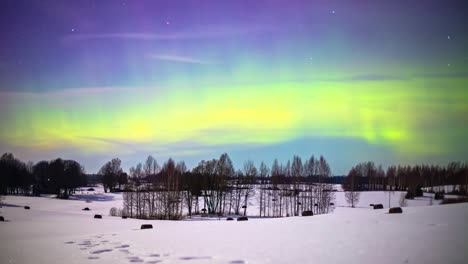 Bunter-Abendhimmel-Während-Der-Darstellung-Mystischer-Aurora-Borealis-Lichter-über-Der-Winterlandschaft---Zeitraffer