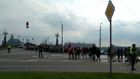 Manifestación-De-Apoyo-Controlada-Por-La-Policía-Para-La-Eliminación-Del-Monumento-Del-Patrimonio-Soviético