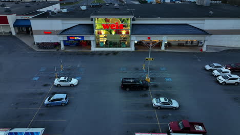 Supermercado-Weis-Market,-Cadena-De-Farmacias-En-Pennsylvania-Por-La-Noche