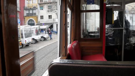 Lissabonische-Straßen-Aus-Der-Ansicht-Der-Historischen-Straßenbahnfahrgäste