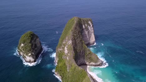 Glatte-Luftaufnahme-Flugpanorama-Kurve-Flug-Drohne-Schuss-Von-Rechts-Nach-Links-Kelingking-Beach-Auf-Nusa-Penida-Auf-Bali-Indonesien-Ist-Wie-Ein-Jurassic-Park