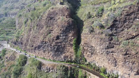 Una-Magnífica-Cascada-Que-Cae-Sobre-Una-Carretera-En-Madeira