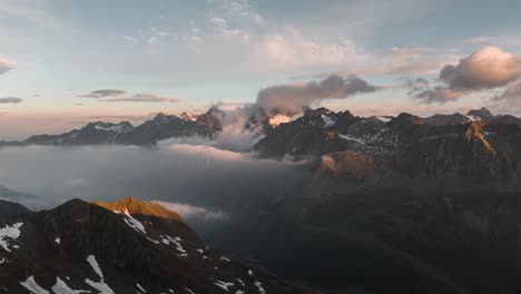 Hyperlapse-Einer-Bergkette-In-Den-Italienischen-Alpen-Bei-Sonnenuntergang-Mit-Sich-Bewegenden-Wolken