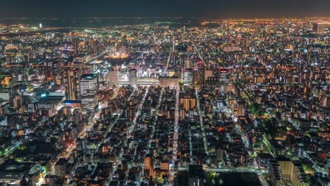 Tokyo-Japan-Skytree-Blick-Vom-Aussichtsturm-In-Sumida-Bei-Nacht-Zeitraffer-Mit-Blick-Auf-Die-Stadt-Unten-Mit-Autos-Und-Zügen,-Die-In-Der-Dunkelheit-über-Den-Fluss-Vorbeifahren
