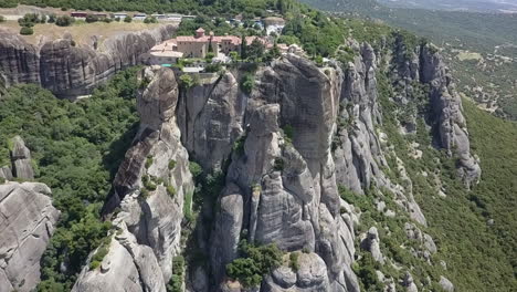 Mittelalterliches-Kloster-Auf-Steilen-Felsklippen,-Meteora-Griechenland