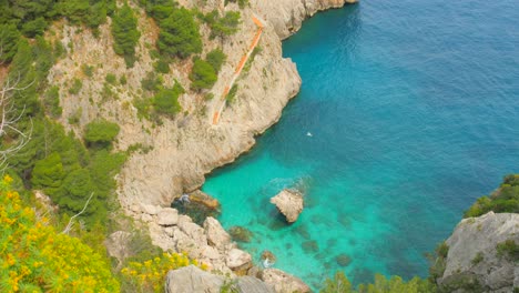 Blick-Auf-Die-Klippen-Und-Das-Türkisfarbene-Meer-In-Capri,-Italien---High-Angle-Shot
