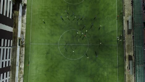 Luftaufnahme-Eines-Freundlichen-Fußballspiels