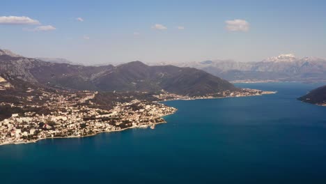 Panoramaantenne-über-Der-Bucht-Von-Kotor-Und-Der-Küstenstadt-Herceg-Novi-Am-Fuße-Des-Berges-Orjen-In-Montenegro