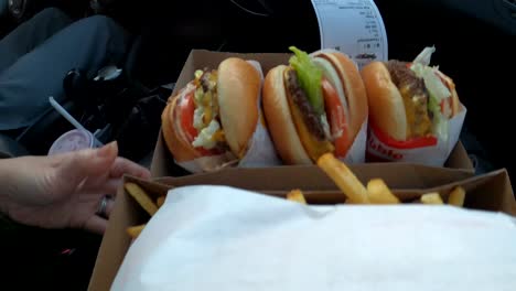 Fast-Food,-Burger,-Pommes,-Drive-Thru-Abholung