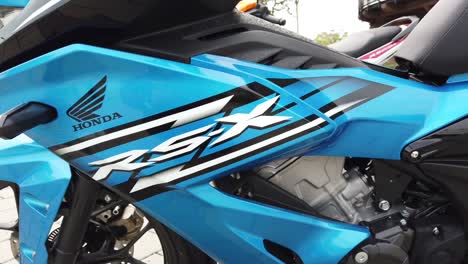 Kuala-Lumpur,-12.-März-2022---Eine-Atemberaubende-Ausstellung-Des-Honda-Rs_x-150-Motorrads-In-Leuchtend-Blauer-Farbe