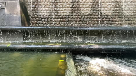 Agua-De-Lluvia-Que-Fluye-En-El-Acueducto-De-La-Ciudad-De-México-Hacia-La-Ciudad-De-México-En-Cámara-Muy-Lenta