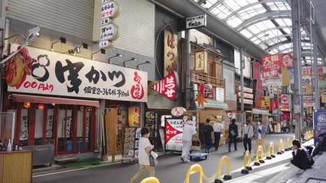 Menschen,-Die-Im-Berühmten-Touristenziel-Dotonbori-In-Osaka-Spazieren-Gehen
