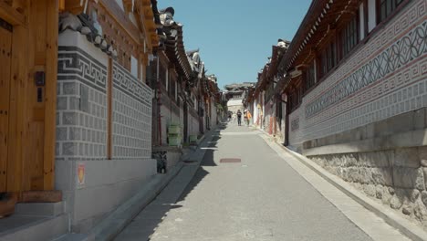 Grupo-De-Turistas-Caminando-Por-La-Calle-En-El-Pueblo-De-Bukchon-Hanok-En-Seúl,-Corea-Del-Sur