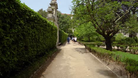 Gruppe-Von-Touristen-Spaziert-Im-Botanischen-Garten-Der-Universität-Von-Coimbra