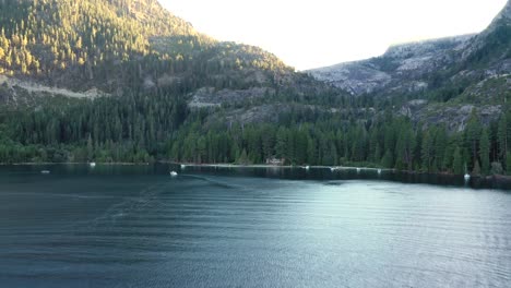 Schnellboote,-Die-In-Richtung-Der-Küste-In-Lake-Tahoe-Fahren---Luftaufnahme
