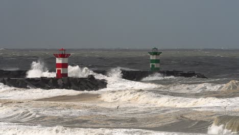 Große-Extreme-Wetterwellen,-Die-Den-Holländischen-Leuchtturm-Auf-Einem-Felsigen-Pier-Treffen