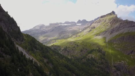Blick-Auf-Eine-Bergkette-In-Den-Schweizer-Alpen