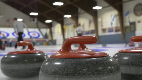 Curling-Rocks-Player-Gleitet-Im-Hintergrund
