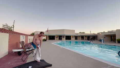 Pensionierter-Kaukasischer-Mann-Im-Gemeinschaftszentrum-schwimmbad,-Abtrocknend