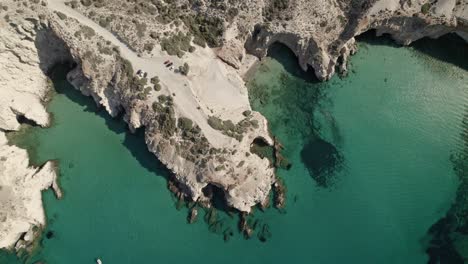 Dando-Vueltas-Sobre-Una-Cala-De-Playa-Remota-En-Milos-Grecia